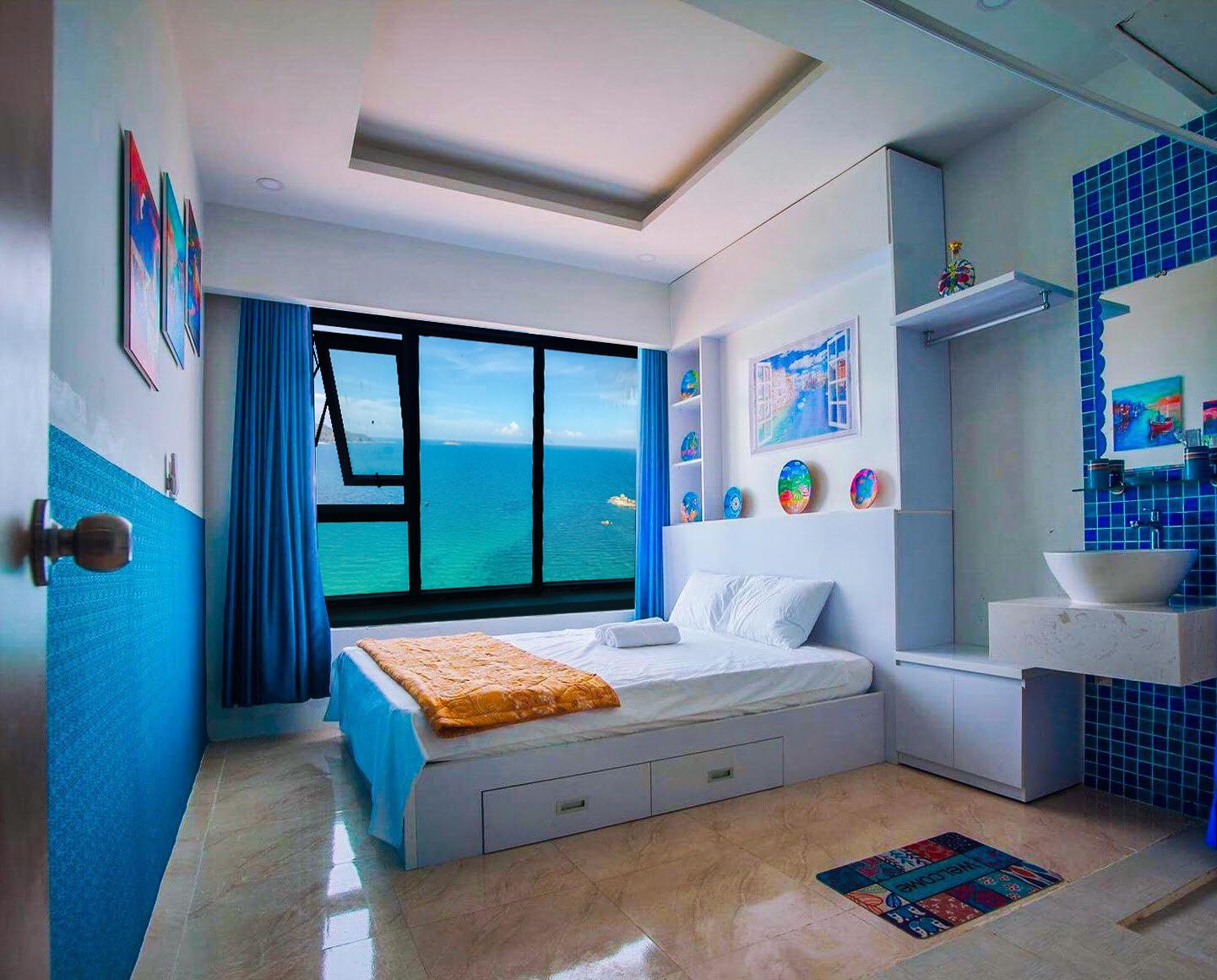 Blue sea-view apartment