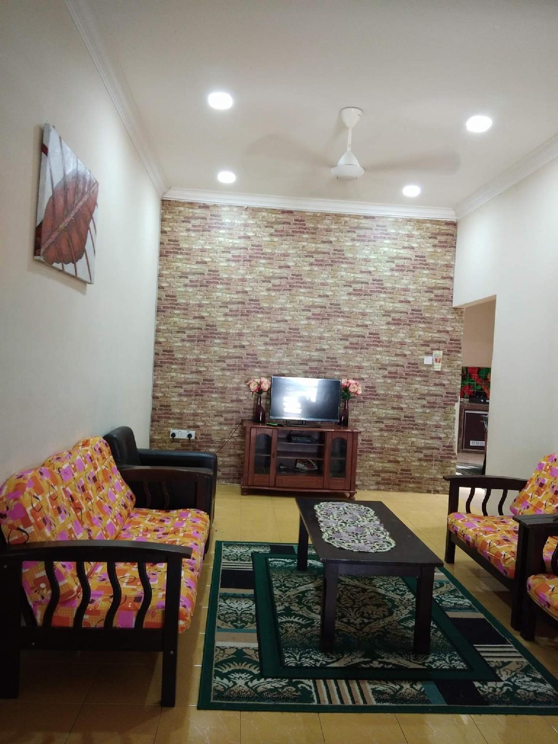 TERATAK DHEDAUN HOMESTAY bandar kuantan dan HTAA