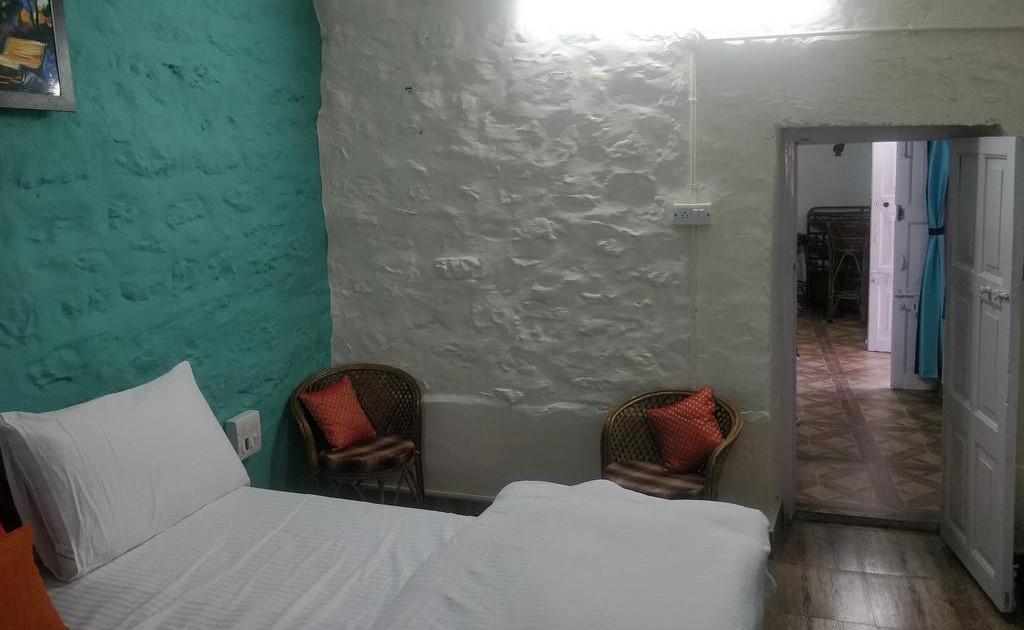 HOTs Hostel Jeolikote 