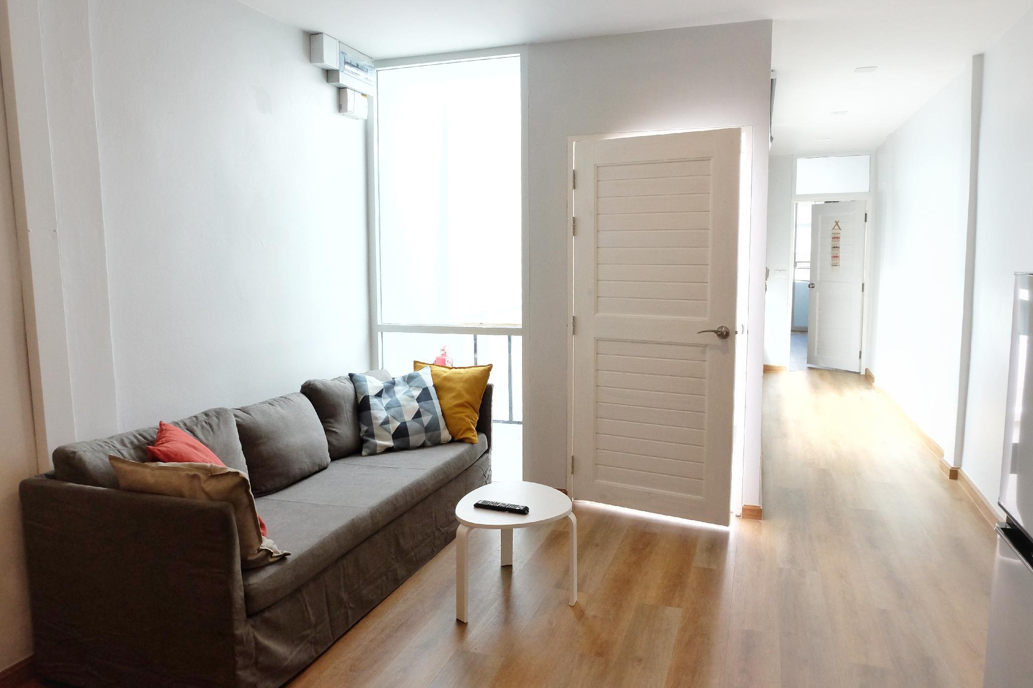 2B2B near MRT Sirikit, BTS Phrompong (4th Fl)