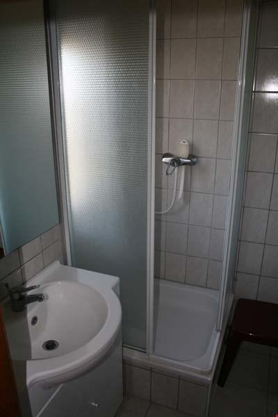 System.Collections.Generic.List`1[BluePillow.Application.SearchEngine.Dto.PhotoDto]?.ElementAt(3)?.Caption