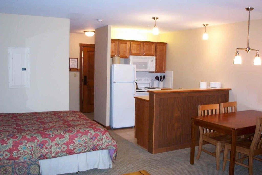 SNOWSHOE MOUNTAIN RESORT