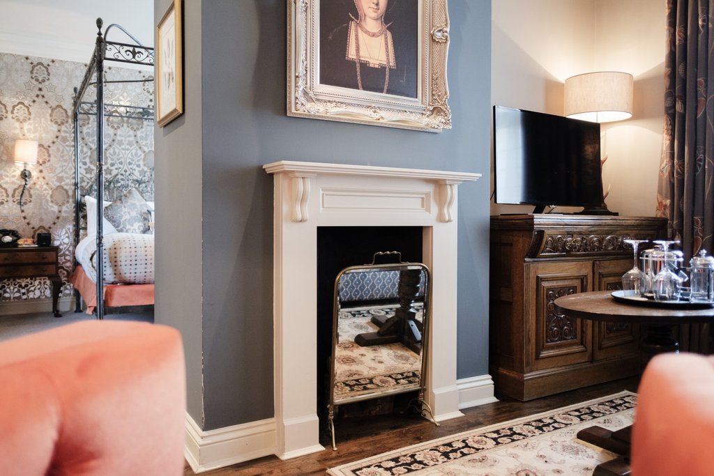 THE WHITE HART HOTEL