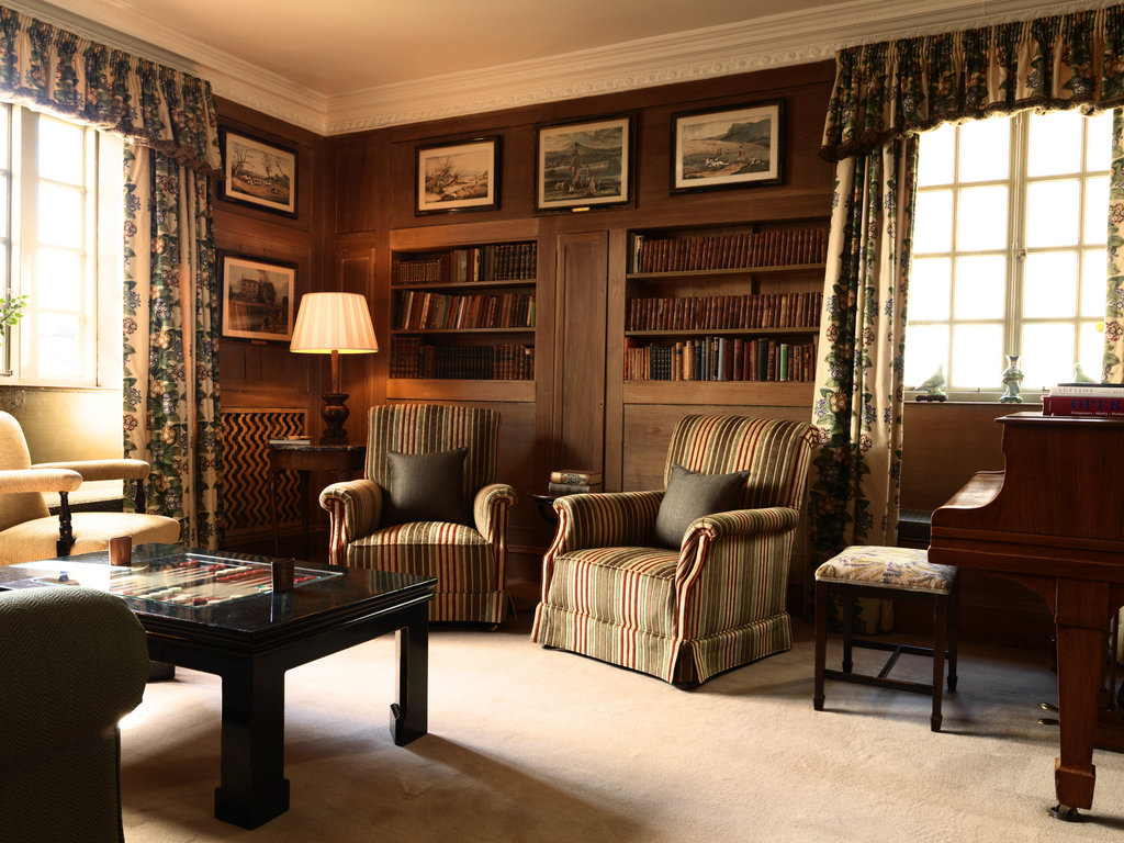 GREYWALLS HOTEL