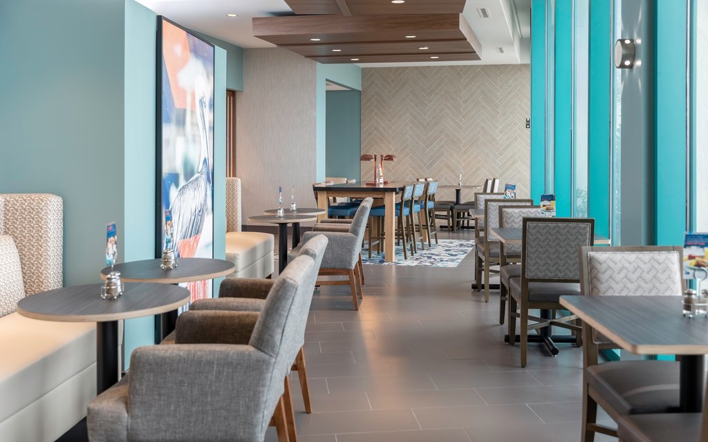 HOLIDAY INN EXP PCOLA BEACH