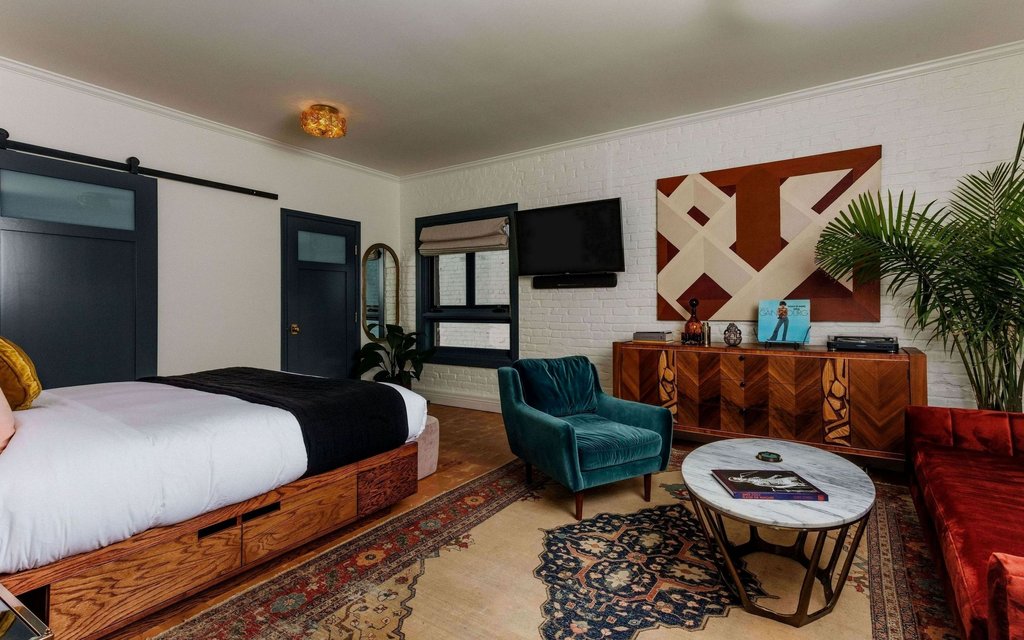 GOLD DIGGERS HOTEL