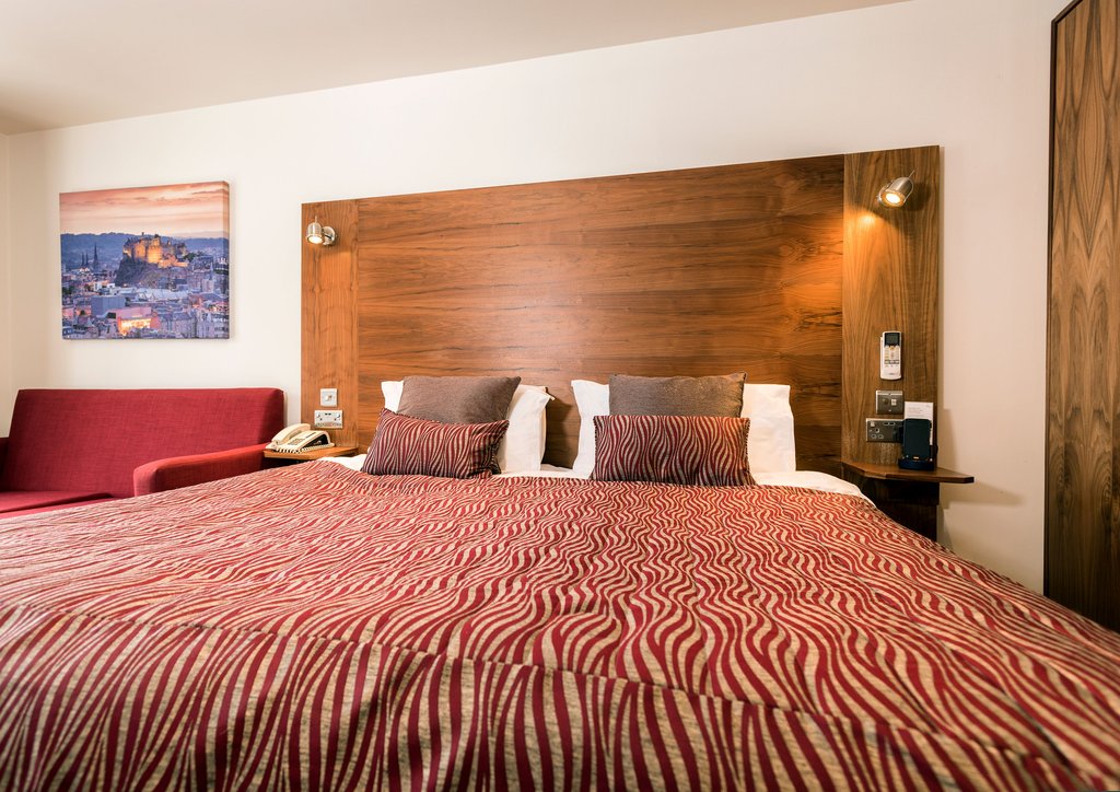 HOLYROOD APARTHOTEL