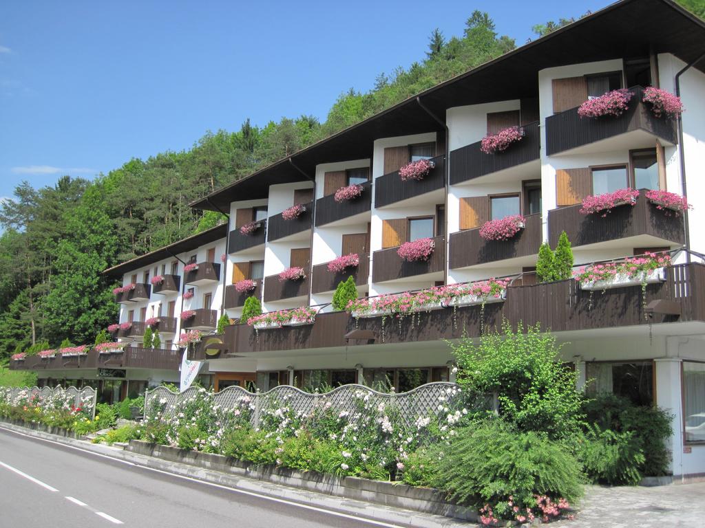 Hotels in Comano